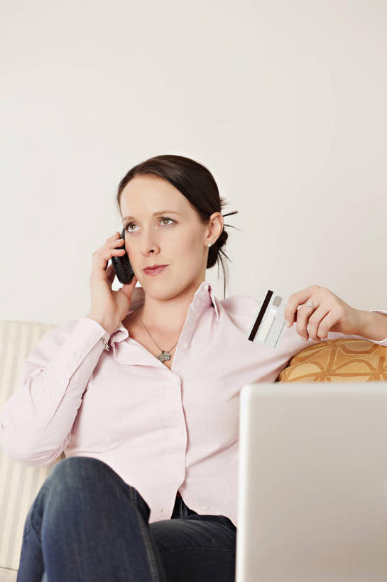 西方人,一个人,客厅,坐,打电话,竖图,室内,白天,正面,信用卡,电脑,笔记本电脑,靠垫,沙发,电话,手机,欧洲,欧洲人,仅一个年轻女性,仅一个女性,仅一个人,握,阴影,服装,裤子,反射,网络,影子,墙,靠枕,二郎腿,拿,听,拿着,注视,牛仔裤,休闲装,通讯设备,墙壁,墙面,衣服,垫子,枕头,观察,看,休闲,休闲服,卡,握着,储蓄卡,服饰,观看,察看,无线,起居室,关注,通信设备,无线网络,布艺沙发,无线上网,便携式电脑,一部,客堂,交流,银行卡,手提电脑,年轻女性,女人,女性,白种人,沟通,通话,坐着,半身,彩图