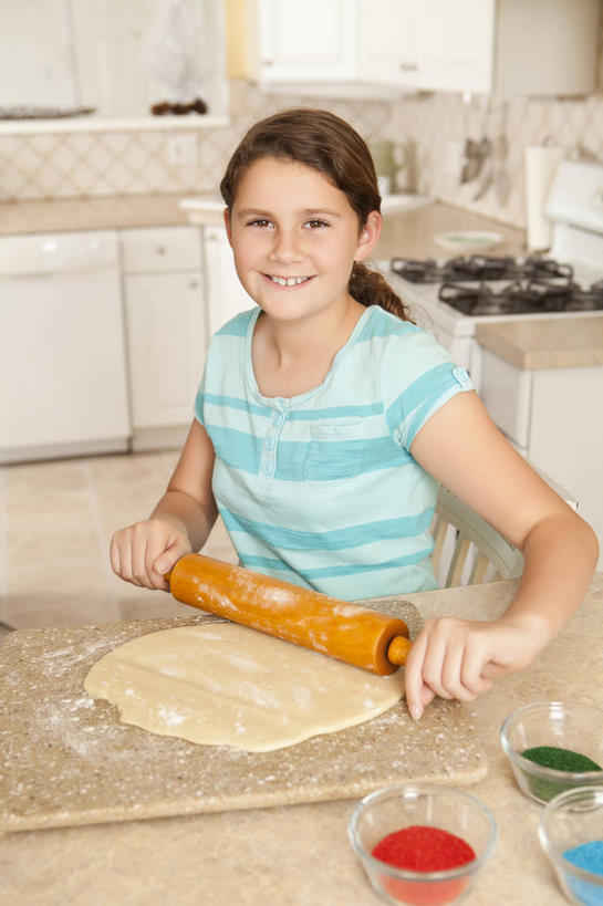 西方人,儿童,一个人,站,笑,微笑,露齿笑,竖图,俯视,室内,白天,纯洁,厨房,柜子,桌面,桌子,玻璃,欧洲,圣诞节,欧洲人,仅一个女性,仅一个人,握,服装,节日,庆祝,木制,粉末,擀面杖,面粉,案板,储物柜,拿,粮食,拿着,注视,休闲装,文化,玻璃制品,砧板,小孩,衣服,木制品,容器,碗,观察,看,站着,仅一个小孩,庆典,休闲,休闲服,粉,可爱,童年,童趣,握着,服饰,观看,纪念,储藏,农产品,察看,储存,关注,童真,烂漫,无邪,原材料,粉状,储备,蕴藏,贮备,天真,女孩,女人,女性,白种人,孩子,抬头,仰头,站立,半身,彩图,高角度拍摄,灶间,贮存,女生