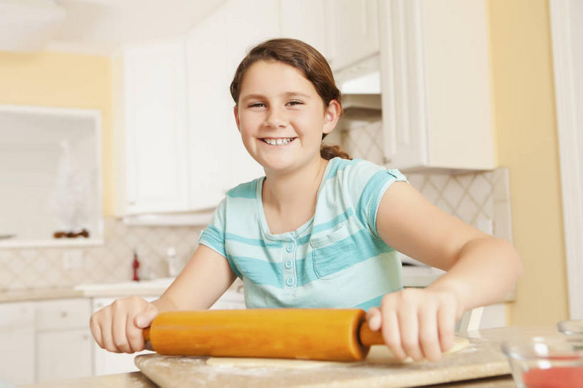 西方人,儿童,一个人,站,笑,微笑,露齿笑,横图,室内,白天,正面,纯洁,厨房,柜子,玻璃,欧洲,圣诞节,欧洲人,仅一个女性,仅一个人,握,阴影,服装,节日,庆祝,反射,粉末,擀面杖,影子,面粉,案板,储物柜,拿,粮食,拿着,注视,休闲装,文化,玻璃制品,砧板,小孩,衣服,容器,碗,观察,看,站着,仅一个小孩,庆典,休闲,休闲服,粉,可爱,童年,童趣,握着,服饰,观看,纪念,储藏,农产品,察看,储存,关注,童真,烂漫,无邪,原材料,粉状,储备,蕴藏,贮备,天真,女孩,女人,女性,白种人,孩子,站立,半身,彩图,灶间,贮存,女生