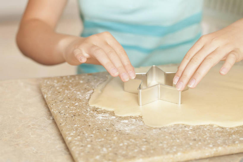 西方人,儿童,手,一个人,横图,俯视,室内,特写,白天,纯洁,厨房,桌面,桌子,欧洲,圣诞节,欧洲人,双手,仅一个女性,仅一个人,阴影,服装,节日,朦胧,模糊,庆祝,反射,木制,粉末,影子,面粉,案板,粮食,休闲装,文化,砧板,小孩,衣服,木制品,按,仅一个小孩,庆典,休闲,手部,休闲服,粉,可爱,童年,童趣,服饰,纪念,农产品,童真,烂漫,无邪,原材料,粉状,天真,女孩,女人,女性,白种人,孩子,半身,彩图,高角度拍摄,灶间,女生