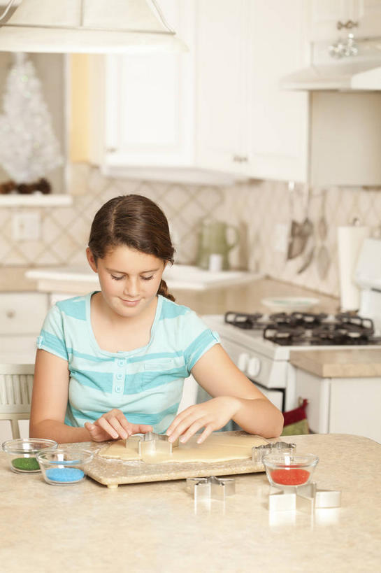 西方人,儿童,一个人,站,笑,微笑,露齿笑,竖图,室内,白天,正面,纯洁,厨房,柜子,玻璃,欧洲,圣诞节,欧洲人,仅一个女性,仅一个人,握,阴影,服装,节日,庆祝,反射,粉末,擀面杖,影子,面粉,案板,储物柜,拿,粮食,拿着,注视,休闲装,文化,玻璃制品,砧板,小孩,衣服,容器,碗,低头,观察,看,站着,仅一个小孩,庆典,休闲,休闲服,粉,可爱,童年,童趣,握着,服饰,观看,纪念,储藏,农产品,察看,储存,关注,童真,烂漫,无邪,原材料,粉状,垂头,储备,蕴藏,贮备,天真,女孩,女人,女性,白种人,孩子,站立,半身,彩图,灶间,贮存,女生