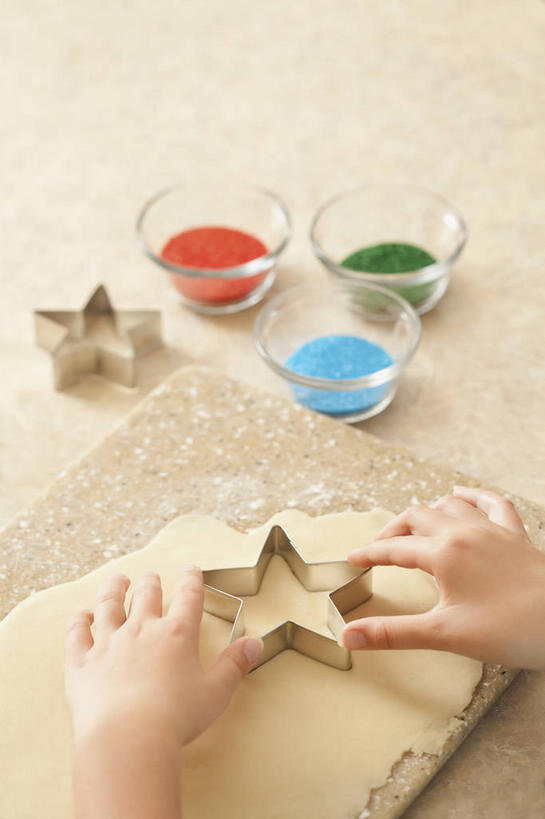 西方人,儿童,手,一个人,竖图,俯视,室内,特写,白天,纯洁,厨房,桌面,桌子,玻璃,金属制品,欧洲,圣诞节,欧洲人,双手,仅一个女性,仅一个人,握,节日,庆祝,金属,木制,粉末,星星,面粉,案板,拿,粮食,拿着,文化,玻璃制品,砧板,小孩,木制品,容器,碗,仅一个小孩,庆典,星形,手部,粉,可爱,童年,童趣,握着,模具,纪念,储藏,农产品,储存,五角形,童真,烂漫,无邪,原材料,粉状,天真,女孩,女人,女性,白种人,孩子,五角星,半身,彩图,高角度拍摄,灶间,贮存,女生