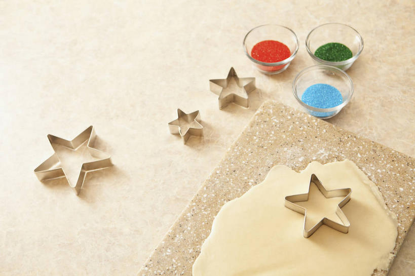 点心,无人,横图,俯视,室内,特写,白天,餐桌,桌子,玻璃,金属制品,圣诞节,阴影,节日,庆祝,反射,金属,影子,星星,食品,案板,曲奇,文化,玻璃制品,砧板,食物,容器,碗,饼干,零食,庆典,星形,餐台,模具,纪念,储藏,储存,五角形,曲奇饼,曲奇饼干,五角星,彩图,高角度拍摄,贮存