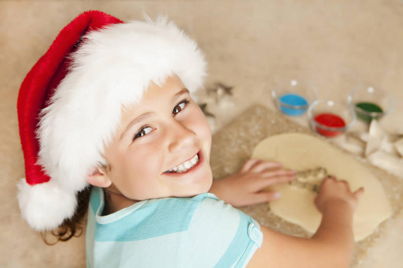 西方人,儿童,脸,头,脸颊,一个人,笑,微笑,露齿笑,横图,俯视,室内,特写,白天,纯洁,植物,厨房,桌面,桌子,帽子,玻璃,金属制品,欧洲,圣诞节,欧洲人,仅一个女性,仅一个人,服装,节日,朦胧,模糊,庆祝,金属,木制,粉末,面粉,圣诞树,案板,粮食,注视,休闲装,文化,玻璃制品,砧板,树,树木,小孩,衣服,红色,绿色,自然,木制品,容器,碗,观察,看,仅一个小孩,庆典,休闲,休闲服,圣诞帽,粉,可爱,童年,童趣,服饰,生长,成长,模具,观看,纪念,储藏,农产品,察看,储存,关注,童真,烂漫,无邪,原材料,棉帽,粉状,天真,女孩,女人,女性,白种人,孩子,头部,脸部,脸蛋,面部,抬头,仰头,半身,彩图,高角度拍摄,灶间,贮存,女生