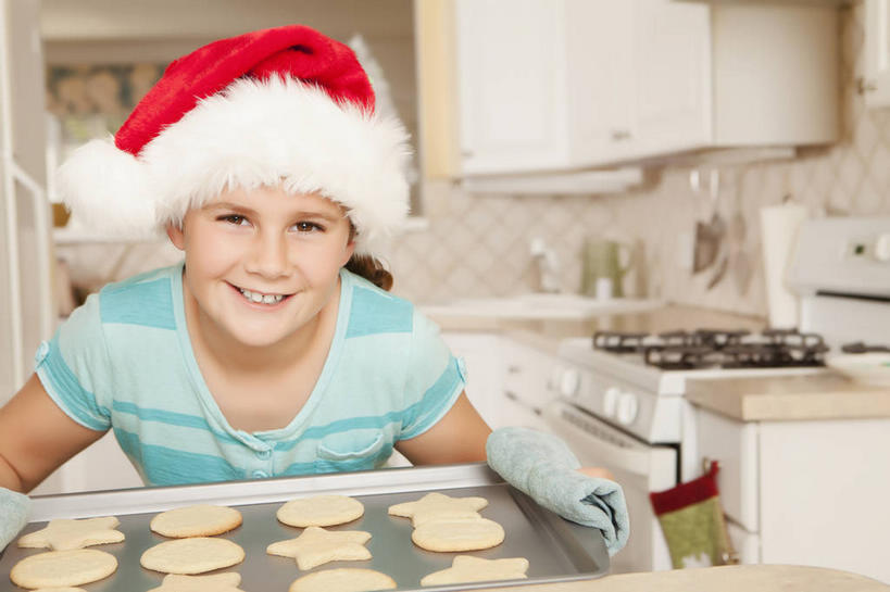 点心,西方人,儿童,一个人,站,笑,微笑,露齿笑,横图,室内,白天,正面,纯洁,厨房,柜子,餐具,帽子,纺织品,金属制品,欧洲,圣诞节,欧洲人,仅一个女性,仅一个人,一排,握,服装,节日,朦胧,模糊,庆祝,整齐,并列,并排,金属,布,碟子,盘,食品,织物,曲奇,储物柜,拿,拿着,注视,休闲装,文化,抹布,食物,排列,小孩,衣服,红色,盘子,碟,饼干,零食,观察,看,站着,仅一个小孩,庆典,休闲,休闲服,圣诞帽,可爱,童年,童趣,握着,服饰,观看,纪念,察看,储存,队列,关注,平行,曲奇饼,童真,曲奇饼干,烂漫,无邪,棉帽,储备,蕴藏,贮备,天真,女孩,女人,女性,白种人,孩子,站立,半身,彩图,灶间,贮存,女生