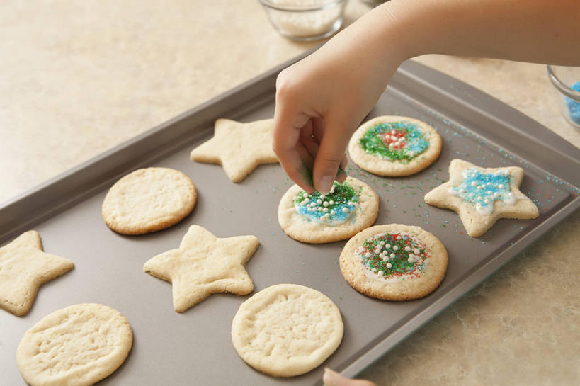 点心,西方人,儿童,手,一个人,投,横图,俯视,室内,特写,白天,纯洁,厨房,桌面,桌子,餐具,欧洲,圣诞节,欧洲人,仅一个女性,仅一个人,一排,握,阴影,节日,庆祝,整齐,并列,并排,反射,木制,碟子,盘,影子,星星,食品,曲奇,拿,拿着,文化,食物,排列,小孩,盘子,木制品,碟,饼干,零食,仅一个小孩,庆典,星形,手部,可爱,童年,童趣,握着,纪念,单手,队列,平行,五角形,曲奇饼,童真,曲奇饼干,烂漫,无邪,天真,女孩,女人,女性,白种人,孩子,五角星,抛,扔,撒,掷,半身,彩图,高角度拍摄,灶间,女生