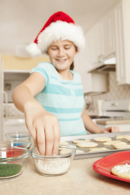 点心,西方人,儿童,一个人,站,笑,微笑,露齿笑,竖图,室内,白天,正面,纯洁,厨房,桌面,桌子,餐具,帽子,玻璃,欧洲,圣诞节,欧洲人,仅一个女性,仅一个人,一排,握,阴影,服装,节日,朦胧,模糊,庆祝,整齐,并列,并排,反射,木制,碟子,盘,影子,食品,曲奇,拿,拿着,注视,休闲装,文化,玻璃制品,食物,排列,小孩,衣服,红色,盘子,木制品,容器,碟,碗,饼干,零食,观察,看,站着,仅一个小孩,庆典,休闲,休闲服,圣诞帽,可爱,童年,童趣,握着,服饰,观看,纪念,储藏,察看,储存,队列,关注,平行,曲奇饼,童真,曲奇饼干,烂漫,无邪,棉帽,天真,女孩,女人,女性,白种人,孩子,站立,半身,彩图,灶间,贮存,女生