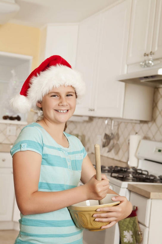 点心,面包,西方人,儿童,一个人,站,笑,微笑,露齿笑,竖图,室内,白天,侧面,纯洁,厨房,柜子,帽子,欧洲,圣诞节,欧洲人,仅一个女性,仅一个人,握,服装,节日,庆祝,陶瓷,食品,面点,陶瓷制品,储物柜,拿,拿着,注视,休闲装,文化,食物,糕点,小孩,衣服,红色,容器,碗,观察,看,站着,仅一个小孩,庆典,休闲,休闲服,圣诞帽,可爱,童年,童趣,握着,服饰,观看,纪念,储藏,察看,储存,关注,童真,烂漫,无邪,棉帽,储备,蕴藏,贮备,天真,女孩,女人,女性,白种人,孩子,站立,半身,彩图,灶间,贮存,女生