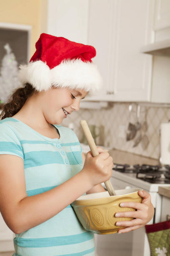 点心,面包,西方人,儿童,一个人,站,笑,微笑,露齿笑,竖图,室内,白天,侧面,纯洁,厨房,柜子,帽子,欧洲,圣诞节,欧洲人,仅一个女性,仅一个人,握,服装,节日,庆祝,陶瓷,食品,面点,陶瓷制品,储物柜,拿,拿着,注视,休闲装,文化,食物,糕点,小孩,衣服,红色,容器,碗,低头,观察,看,站着,仅一个小孩,庆典,休闲,休闲服,圣诞帽,可爱,童年,童趣,握着,服饰,观看,纪念,储藏,察看,储存,关注,童真,烂漫,无邪,棉帽,垂头,储备,蕴藏,贮备,天真,女孩,女人,女性,白种人,孩子,站立,半身,彩图,灶间,贮存,女生