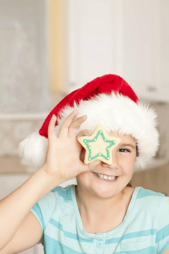 点心,西方人,儿童,一个人,站,笑,微笑,露齿笑,竖图,室内,白天,正面,纯洁,厨房,帽子,欧洲,圣诞节,欧洲人,仅一个女性,仅一个人,握,服装,节日,庆祝,星星,食品,曲奇,拿,拿着,注视,休闲装,文化,食物,一个,小孩,衣服,红色,饼干,零食,观察,看,站着,仅一个小孩,庆典,休闲,星形,休闲服,圣诞帽,可爱,童年,童趣,握着,遮,遮掩,服饰,单个,观看,纪念,察看,掩盖,遮挡,关注,五角形,曲奇饼,童真,曲奇饼干,烂漫,无邪,遮盖,棉帽,掩饰,天真,女孩,女人,女性,白种人,孩子,五角星,站立,半身,彩图,灶间,女生