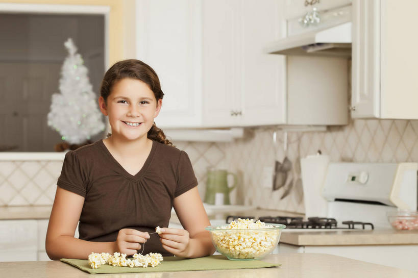 点心,西方人,儿童,一个人,坐,笑,微笑,露齿笑,横图,室内,白天,正面,纯洁,厨房,柜子,桌面,桌子,玻璃,欧洲,圣诞节,欧洲人,仅一个女性,仅一个人,握,阴影,服装,节日,庆祝,反射,木制,影子,食品,储物柜,拿,拿着,注视,休闲装,文化,玻璃制品,食物,小孩,衣服,木制品,容器,碗,零食,观察,看,仅一个小孩,庆典,休闲,休闲服,爆米花,可爱,童年,童趣,握着,服饰,观看,纪念,储藏,察看,储存,关注,童真,垃圾食品,膨化食品,烂漫,无邪,零嘴,储备,蕴藏,贮备,天真,女孩,女人,女性,白种人,孩子,坐着,半身,彩图,灶间,贮存,女生