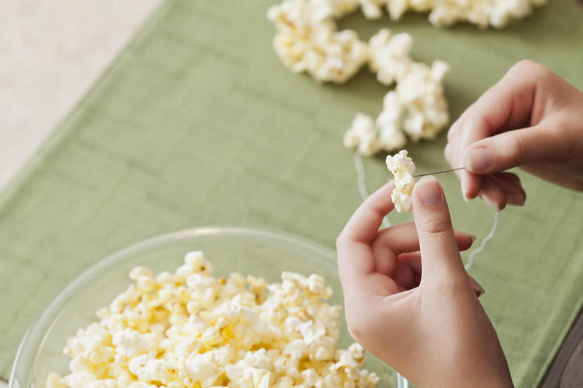 点心,西方人,儿童,手,一个人,横图,俯视,室内,特写,白天,纯洁,厨房,桌面,桌子,玻璃,欧洲,圣诞节,欧洲人,双手,仅一个女性,仅一个人,握,阴影,节日,庆祝,反射,木制,线,影子,食品,拿,拿着,文化,针,玻璃制品,食物,小孩,木制品,容器,碗,零食,仅一个小孩,庆典,手部,爆米花,可爱,童年,童趣,握着,纪念,储藏,缝纫,缝衣针,针线,储存,童真,垃圾食品,膨化食品,烂漫,无邪,零嘴,天真,女孩,女人,女性,白种人,孩子,半身,彩图,高角度拍摄,灶间,贮存,女生