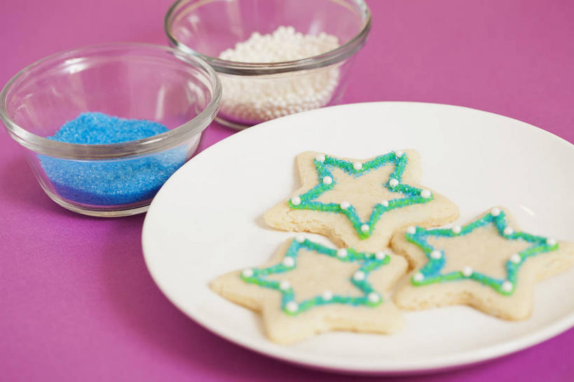 点心,无人,横图,俯视,室内,特写,白天,餐桌,桌子,餐具,玻璃,圣诞节,阴影,粉色背景,节日,庆祝,反射,碟子,粉末,盘,影子,星星,调料,食品,糖,调味品,曲奇,调味料,文化,玻璃制品,食物,两个,三个,一个,蓝色,盘子,容器,碟,碗,饼干,零食,庆典,星形,粉,摄影,影棚,单个,餐台,纪念,储藏,储存,五角形,曲奇饼,曲奇饼干,糖粉,粉状,粉剂,五角星,彩图,高角度拍摄,影棚拍摄,拍摄,糖类,贮存