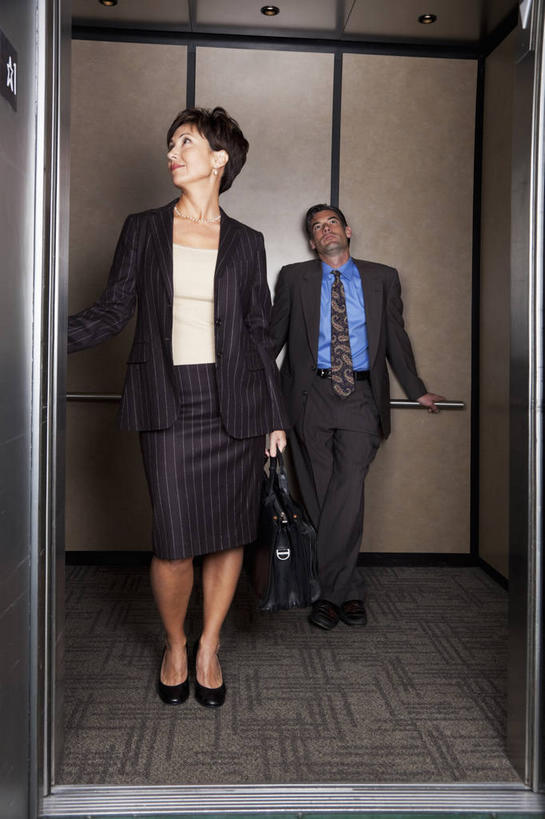 西方人,两个人,同事,商务人士,商务男性,商务女性,站,竖图,室内,白天,正面,衬衫,成功,合作,团队,集体,信心,电梯,欧洲,欧洲人,套装,包,公文包,领带,运输工具,扭头,注视,队伍,观察,看,靠,靠着,倚靠,站着,转头,升降梯,公事包,观看,察看,领导,倚着,象征,庄重,成就,关注,商务装,身份,合伙,领袖,工薪阶层,正式,地位,男人,男性,女人,女性,中年男性,中年女性,白种人,白领,上班族,站立,彩图,全身,衬衣,升降设备