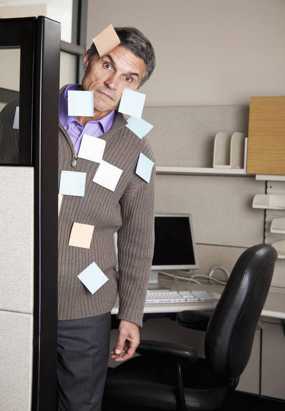 西方人,一个人,商务人士,商务男性,办公室,站,竖图,室内,白天,正面,衬衫,电脑,笔记本电脑,家具,桌子,椅子,欧洲,欧洲人,仅一个男性,仅一个人,仅一个中年男性,套装,粘性,网络,办公桌,办公用品,便利贴,便签,注视,通讯设备,文具,会议椅,观察,看,站着,观看,办公设备,办公椅,文具用品,记事,察看,无线,关注,通信设备,商务装,无线网络,无线上网,便携式电脑,工薪阶层,办公家具,快捷,文化工具,商务椅,培训椅,方便,N次贴,便条贴,告诉贴,即时贴,便贴纸,手提电脑,男人,男性,中年男性,白种人,白领,上班族,站立,半身,彩图,衬衣