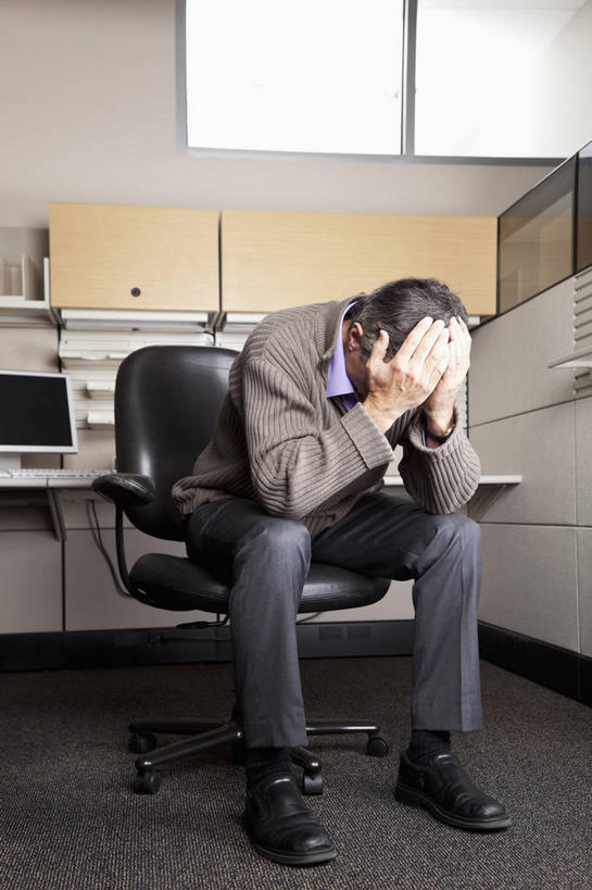 西方人,一个人,商务人士,商务男性,办公室,坐,竖图,室内,白天,正面,衬衫,失败,电脑,笔记本电脑,柜子,家具,桌子,椅子,欧洲,欧洲人,仅一个男性,仅一个人,仅一个中年男性,抱头,套装,沮丧,网络,材料,档案,文件,纸,办公桌,通讯设备,会议椅,手稿,资料,难受,无奈,失望,悲伤,办公椅,证明,双手抱头,无线,伤心,难过,储存,失落,文档,通信设备,商务装,无线网络,档案柜,无线上网,便携式电脑,工薪阶层,颓废,办公家具,挫败,受挫,落败,落空,错过,失足,失意,失策,失算,颓丧,衰颓,悲哀,懊丧,颓靡,气馁,丧气,商务椅,培训椅,捧首,捧头,储备,蕴藏,贮备,败北,挫折,失利,手提电脑,男人,男性,中年男性,白种人,白领,上班族,坐着,彩图,全身,衬衣,贮存