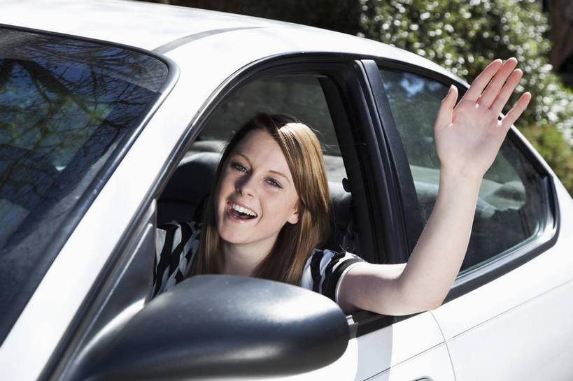 西方人,一个人,坐,举,笑,微笑,露齿笑,横图,室外,白天,正面,安全,植物,窗户,镜子,汽车,欧洲,欧洲人,仅一个年轻女性,仅一个女性,仅一个人,阴影,服装,反射,光线,影子,挥手,注视,休闲装,再见,玻璃窗,车,树,树木,衣服,绿色,阳光,自然,车窗,交通工具,轿车,观察,看,手势,托,招手,休闲,休闲服,服饰,后视镜,生长,成长,告别,观看,镜像,察看,生命,镜面,关注,载具,摆动,离别,光学,侧视镜,辞行,年轻女性,女人,女性,白种人,举起,举手,举着,向上举,向上伸,向上托,坐着,半身,彩图