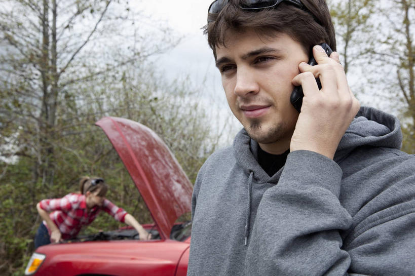 西方人,两个人,站,打电话,横图,室外,白天,正面,爱情,失败,植物,道路,路,越野车,汽车,电话,手机,欧洲,欧洲人,弯腰,握,阴影,服装,沮丧,光线,墨镜,眼镜,影子,云,云朵,小路,交通,浪漫,拿,听,云彩,拿着,注视,休闲装,通讯设备,车,树,树木,衣服,红色,蓝色,绿色,白云,蓝天,天空,阳光,自然,太阳镜,太阳眼镜,交通工具,天,观察,看,站着,休闲,难受,温暖,温馨,休闲服,遮阳镜,恩爱,无奈,握着,恋人,服饰,生长,晴朗,成长,观看,失望,悲伤,和睦,察看,伤心,难过,关注,载具,失落,四驱车,颓废,一部,挫败,受挫,落败,落空,错过,失足,失意,失策,失算,颓丧,衰颓,悲哀,懊丧,颓靡,气馁,丧气,弯身,败北,挫折,交流,失利,男人,男性,年轻男性,年轻女性,女人,女性,白种人,情侣,晴空,沟通,通话,站立,半身,彩图,伴侣,融洽