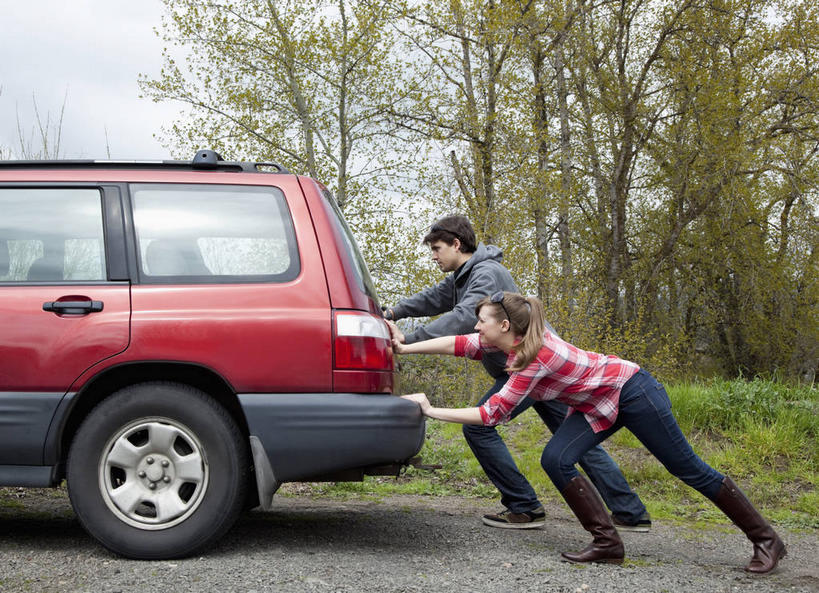 西方人,两个人,推,横图,室外,白天,侧面,爱情,草地,草坪,植物,道路,路,越野车,汽车,鞋子,欧洲,欧洲人,弯腰,阴影,服装,光线,影子,云,云朵,小路,交通,浪漫,云彩,注视,休闲装,靴子,车,草,树,树木,衣服,红色,蓝色,绿色,白云,蓝天,天空,阳光,自然,交通工具,天,观察,看,休闲,温暖,温馨,休闲服,恩爱,恋人,服饰,生长,晴朗,成长,观看,和睦,察看,关注,载具,牛仔靴,四驱车,弯身,男人,男性,年轻男性,年轻女性,女人,女性,白种人,情侣,晴空,彩图,全身,伴侣,融洽