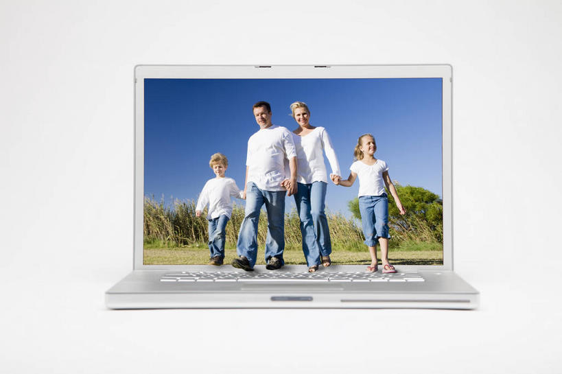 西方人,儿童,中年人,无人,四个人,家庭,夫妻,母亲,父亲,女儿,儿子,走,握手,笑,微笑,露齿笑,横图,室内,白天,白色背景,正面,爱情,纯洁,电脑,笔记本电脑,草地,草坪,植物,欧洲,欧洲人,阴影,服装,裤子,光线,网络,影子,浪漫,注视,牛仔裤,休闲装,通讯设备,草,树,树木,小孩,衣服,蓝色,绿色,白色,蓝天,天空,阳光,自然,天,观察,看,休闲,温暖,温馨,父女,父子,母女,母子,一家人,休闲服,恩爱,父爱,可爱,母爱,童年,童趣,恋人,摄影,服饰,影棚,生长,晴朗,成长,观看,和睦,察看,无线,关注,通信设备,无线网络,无线上网,便携式电脑,童真,烂漫,无邪,万里无云,天真,手提电脑,男孩,男人,男性,女孩,女人,女性,中年男性,中年女性,白种人,孩子,夫妇,情侣,晴空,晴空万里,步行,搀手,拉手,散步,手搀手,手拉手,手牵手,手握手,走路,彩图,全身,影棚拍摄,拍摄,伴侣,融洽,男生,女生