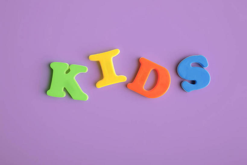 无人,横图,俯视,室内,特写,白天,静物,一排,阴影,紫色背景,整齐,反射,英文,标志,文字,影子,字符,字母,标识,排列,黄色,蓝色,绿色,四个,橙色,摄影,影棚,英文字母,队列,彩图,高角度拍摄,影棚拍摄,拍摄