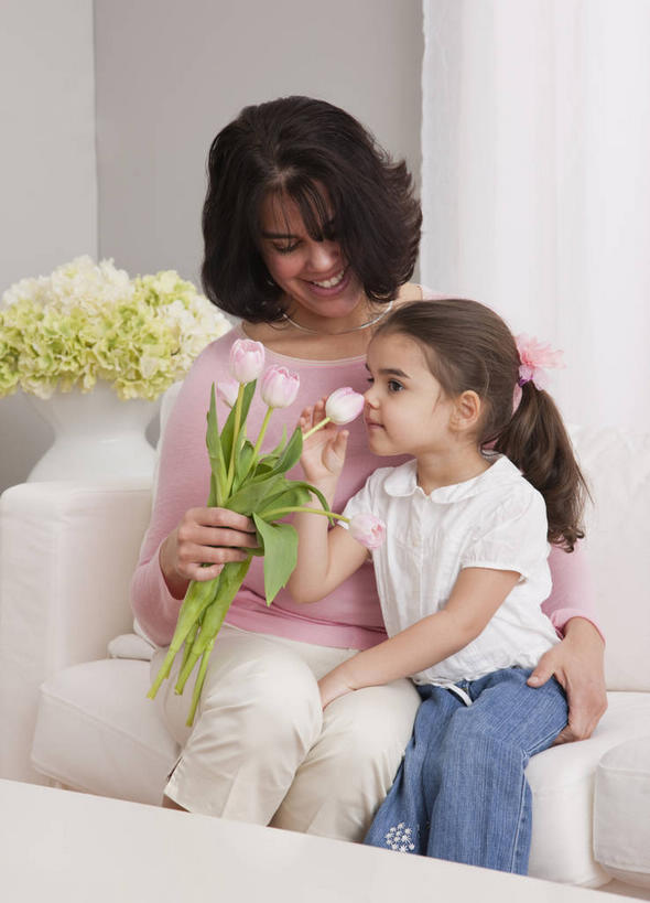 西方人,儿童,中年人,两个人,家庭,母亲,女儿,客厅,坐,笑,微笑,露齿笑,竖图,室内,白天,正面,爱情,纯洁,智慧,沙发,桌子,郁金香,花瓶,叶子,欧洲,欧洲人,握,服装,艺术,盛开,木制,陶瓷,绿叶,陶瓷制品,祝福,拿,花蕾,茶几,拿着,注视,休闲装,文化,闻,花,花瓣,花朵,鲜花,一个,小孩,衣服,插花,木制品,瓶子,花苞,花蕊,观察,看,休闲,温暖,温馨,母女,一家人,休闲服,嫩叶,可爱,母爱,童年,童趣,握着,服饰,单个,观看,插花艺术,和睦,察看,嗅,创造,起居室,表白,关注,创作,荣誉,想象,布艺沙发,童真,烂漫,无邪,永恒,客堂,天真,女孩,女人,女性,中年女性,白种人,孩子,叶,叶片,郁香,洋荷花,草麝香,坐着,半身,彩图,融洽,女生