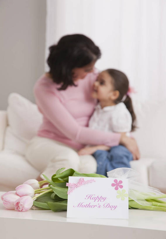 西方人,儿童,中年人,两个人,家庭,母亲,女儿,客厅,坐,抱,笑,微笑,露齿笑,竖图,室内,白天,正面,爱情,纯洁,沙发,桌子,郁金香,欧洲,欧洲人,服装,朦胧,模糊,盛开,木制,英文,标志,文字,字符,字母,贺卡,祝福,花蕾,茶几,注视,休闲装,文化,标识,相视,花,花瓣,花朵,鲜花,小孩,衣服,卡片,木制品,花苞,花蕊,观察,看,休闲,温暖,温馨,母女,一家人,面对面,休闲服,可爱,母爱,童年,童趣,服饰,抱着,观看,对视,英文字母,和睦,察看,起居室,表白,互视,搂着,关注,礼仪,相对,荣誉,布艺沙发,童真,祝愿,烂漫,无邪,相看,永恒,客堂,天真,女孩,女人,女性,中年女性,白种人,孩子,郁香,洋荷花,草麝香,怀抱,搂,搂抱,相抱,拥抱,坐着,半身,彩图,融洽,女生