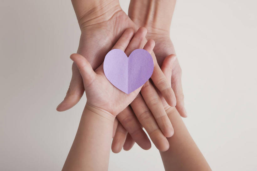 西方人,儿童,中年人,手,两个人,家庭,母亲,女儿,捧,横图,俯视,室内,特写,白天,爱情,纯洁,欧洲,欧洲人,灰色背景,爱心,浪漫,小孩,紫色,温暖,温馨,心形,母女,一家人,手部,恩爱,可爱,母爱,童年,童趣,摄影,影棚,和睦,童真,烂漫,无邪,天真,女孩,女人,女性,中年女性,白种人,孩子,心型,端,端着,捧着,手捧,半身,彩图,高角度拍摄,影棚拍摄,拍摄,融洽,女生