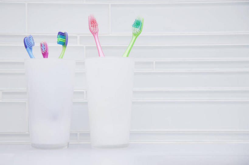 无人,横图,彩色,室内,特写,白天,正面,卫生间,浴室,静物,杯子,五个,许多,牙刷,陶瓷,陶瓷制品,两个,马克杯,水杯,日用品,清洁,洗漱用品,五颜六色,色彩斑斓,卫生,五彩缤纷,五彩斑斓,五光十色,淋浴房,彩图,冲凉房,沐浴间,沐浴室