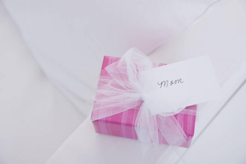 无人,横图,俯视,室内,特写,白天,白色背景,静物,礼盒,礼物,装饰,英文,包装,包装纸,标志,丝绸,丝带,文字,纸,纸盒,字符,字母,缎带,贺卡,纸张,祝福,文化,标识,绸带,盒子,一个,粉色,白色,包装盒,卡片,礼品盒,摄影,礼品,影棚,单个,英文字母,华丽,修饰,点缀,包装材料,牛皮纸,礼仪,祝愿,衬托,美观,雅致,雅观,彩图,高角度拍摄,影棚拍摄,拍摄