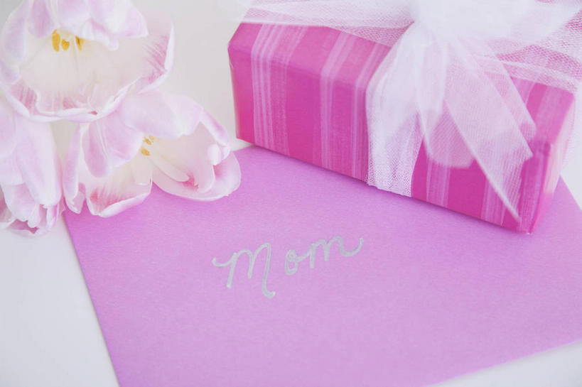 无人,横图,俯视,室内,特写,白天,白色背景,静物,礼盒,礼物,装饰,盛开,英文,包装,包装纸,标志,丝绸,丝带,文字,纸,纸盒,字符,字母,缎带,贺卡,纸张,祝福,花蕾,文化,标识,绸带,盒子,花,花瓣,花朵,鲜花,一个,粉色,白色,包装盒,卡片,礼品盒,花苞,花蕊,摄影,礼品,影棚,单个,英文字母,华丽,修饰,点缀,包装材料,牛皮纸,礼仪,祝愿,衬托,美观,雅致,雅观,彩图,高角度拍摄,影棚拍摄,拍摄