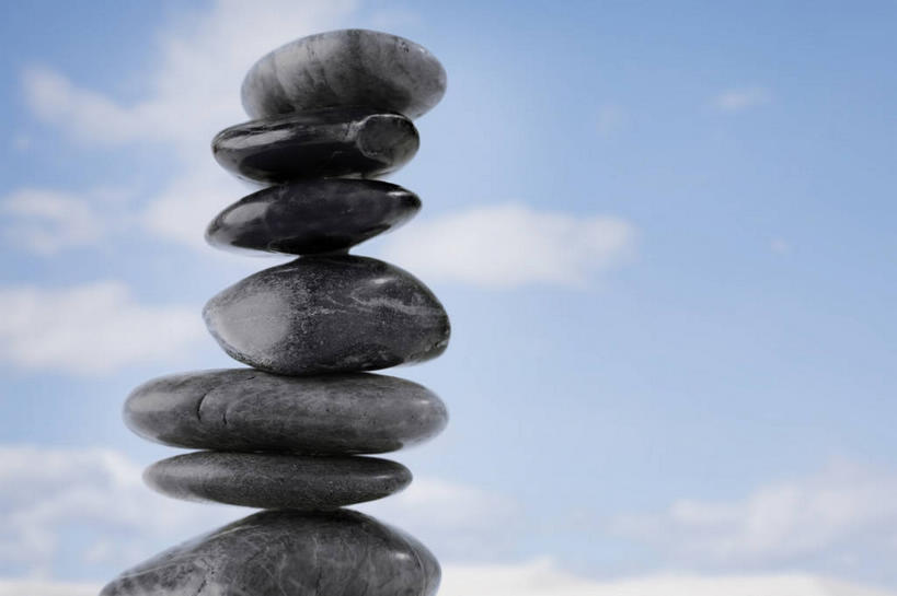 无人,横图,室外,特写,白天,仰视,石头,静物,一排,许多,阴影,整齐,光线,石子,影子,云,云朵,很多,云彩,排列,蓝色,黑色,白云,蓝天,天空,阳光,天,鹅卵石,晴朗,堆,队列,按摩石,石块,晴空,彩图,低角度拍摄