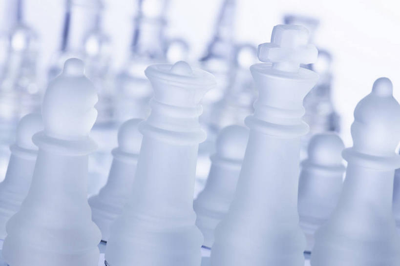 无人,横图,室内,特写,白天,白色背景,正面,游戏,快乐,比赛,竞争,静物,玻璃,一排,许多,朦胧,模糊,整齐,并列,并排,很多,玩,娱乐,玻璃制品,排列,象棋,休闲,棋盘,国际象棋,益智,摄影,影棚,活动,队列,发泄,消遣,智力,平行,宣泄,玩耍,嬉戏,彩图,影棚拍摄,拍摄