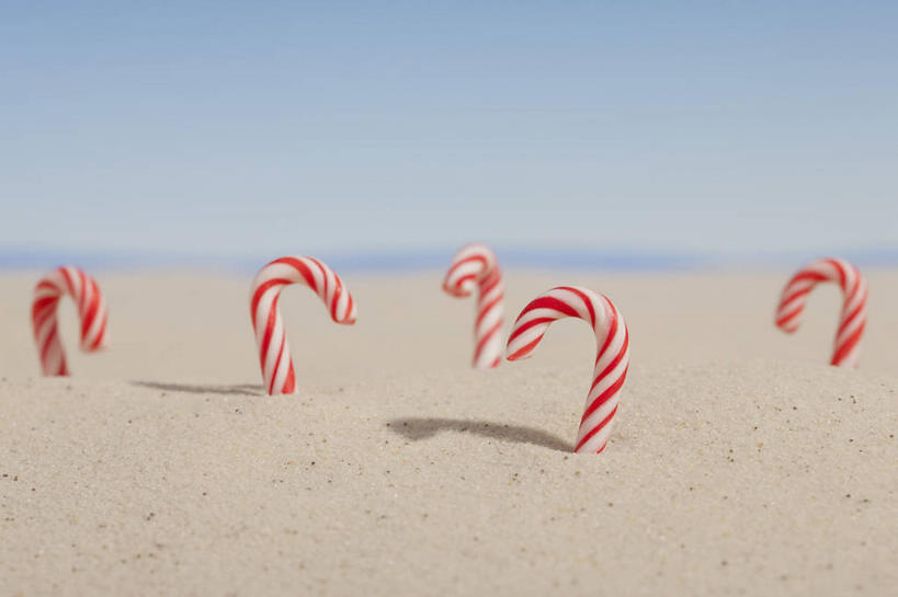 无人,横图,室外,特写,白天,正面,旅游,度假,海浪,海洋,美景,沙滩,圣诞节,阴影,节日,庆祝,光线,沙子,影子,海岸,景观,浪花,水平线,辽阔,食品,糖,糖果,甜点,甜品,海平线,沙地,文化,娱乐,食物,红色,蓝色,白色,蓝天,天空,阳光,自然,海水,甜食,天,庆典,享受,休闲,广阔,景色,放松,晴朗,纪念,一望无际,自然风光,海景,硬糖,拐杖糖,万里无云,无边无际,一马平川,大海,风浪,海,海水的波动,海滩,近岸浪,涌浪,晴空,晴空万里,彩图,水天相接,水天一线