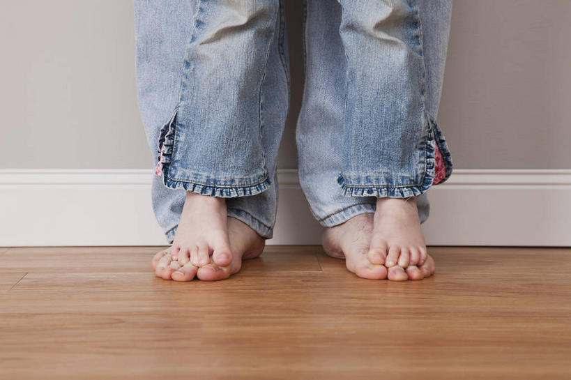 西方人,儿童,中年人,腿部,脚,脚趾,脚趾甲,腿,两个人,家庭,父亲,女儿,站,横图,室内,特写,白天,正面,纯洁,地板,欧洲,欧洲人,阴影,裤子,反射,影子,墙,地面,牛仔裤,光脚,踩,木地板,墙壁,墙面,小孩,踩着,站着,温暖,温馨,父女,一家人,赤脚,父爱,可爱,童年,童趣,和睦,童真,烂漫,无邪,天真,男人,男性,女孩,中年男性,白种人,孩子,脚指甲,站立,半身,彩图,融洽,女生