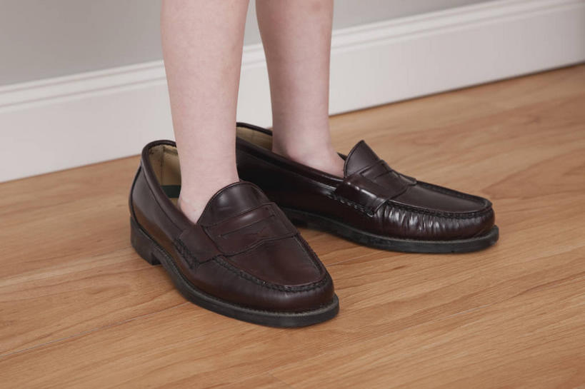 西方人,儿童,一个人,站,横图,俯视,室内,特写,白天,鞋,纯洁,地板,鞋子,欧洲,欧洲人,仅一个女性,仅一个人,阴影,反射,影子,皮革,地面,木地板,小孩,站着,仅一个小孩,可爱,童年,童趣,童真,烂漫,无邪,天真,女孩,女人,女性,白种人,孩子,站立,半身,彩图,高角度拍摄,皮鞋,女生