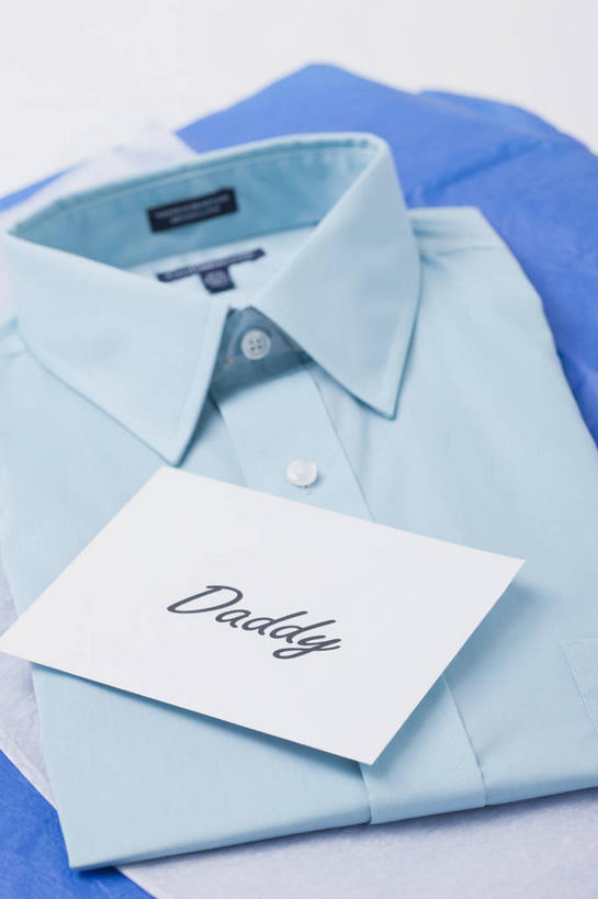 无人,竖图,俯视,室内,特写,白天,白色背景,衬衫,静物,阴影,服装,反射,英文,标志,文字,影子,字符,字母,贺卡,祝福,文化,标识,衣服,绿色,卡片,摄影,服饰,影棚,英文字母,衣着,穿着,礼仪,祝愿,衣饰,彩图,高角度拍摄,影棚拍摄,衬衣,拍摄