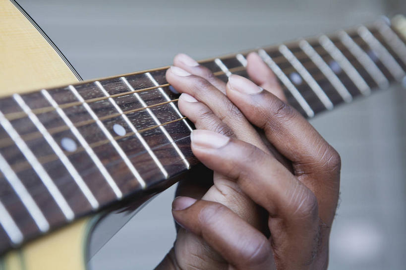 西方人,儿童,中年人,手,两个人,家庭,父亲,儿子,横图,室内,特写,白天,正面,纯洁,欧洲,非洲,黑人,欧洲人,双手,握,乐器,弦乐器,弹奏,拿,拿着,小孩,温暖,温馨,父子,一家人,手部,父爱,可爱,童年,童趣,握着,和睦,弹拨弦鸣乐器,童真,烂漫,无邪,天真,男孩,男人,男性,中年男性,非洲人,孩子,半身,彩图,融洽,弹拨弦乐器,男生