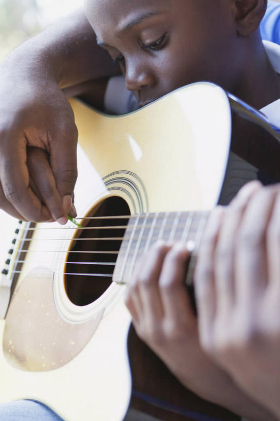 西方人,儿童,中年人,两个人,家庭,父亲,儿子,坐,竖图,室内,特写,白天,正面,纯洁,欧洲,非洲,黑人,欧洲人,握,阴影,服装,反射,影子,吉他,乐器,弦乐器,弹奏,拿,拿着,注视,休闲装,小孩,衣服,观察,看,休闲,温暖,温馨,父子,一家人,休闲服,父爱,可爱,童年,童趣,握着,服饰,观看,和睦,察看,关注,弹拨弦鸣乐器,童真,烂漫,无邪,天真,男孩,男人,男性,中年男性,非洲人,孩子,坐着,半身,彩图,融洽,弹拨弦乐器,男生