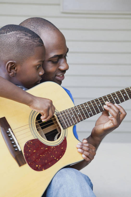 西方人,儿童,中年人,两个人,家庭,父亲,儿子,坐,笑,微笑,露齿笑,竖图,室内,白天,正面,纯洁,欧洲,非洲,黑人,欧洲人,握,阴影,服装,裤子,反射,影子,吉他,乐器,弦乐器,弹奏,拿,拿着,注视,牛仔裤,休闲装,小孩,衣服,观察,看,休闲,温暖,温馨,父子,一家人,休闲服,父爱,可爱,童年,童趣,握着,服饰,观看,和睦,察看,关注,弹拨弦鸣乐器,童真,烂漫,无邪,天真,男孩,男人,男性,中年男性,非洲人,孩子,坐着,半身,彩图,融洽,弹拨弦乐器,男生