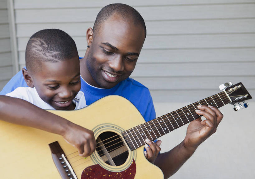 西方人,儿童,中年人,两个人,家庭,父亲,儿子,坐,笑,微笑,露齿笑,横图,室内,白天,正面,纯洁,欧洲,非洲,黑人,欧洲人,握,阴影,服装,裤子,反射,影子,吉他,乐器,弦乐器,弹奏,拿,拿着,注视,牛仔裤,休闲装,小孩,衣服,观察,看,休闲,温暖,温馨,父子,一家人,休闲服,父爱,可爱,童年,童趣,握着,服饰,观看,和睦,察看,关注,弹拨弦鸣乐器,童真,烂漫,无邪,天真,男孩,男人,男性,中年男性,非洲人,孩子,坐着,半身,彩图,融洽,弹拨弦乐器,男生