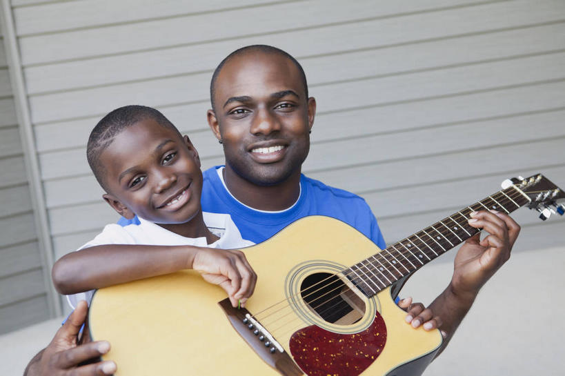 西方人,儿童,中年人,两个人,家庭,父亲,儿子,坐,笑,微笑,露齿笑,横图,室内,白天,正面,纯洁,欧洲,非洲,黑人,欧洲人,握,阴影,服装,裤子,反射,影子,吉他,乐器,弦乐器,弹奏,拿,拿着,注视,牛仔裤,休闲装,小孩,衣服,观察,看,休闲,温暖,温馨,父子,一家人,休闲服,父爱,可爱,童年,童趣,握着,服饰,观看,和睦,察看,关注,弹拨弦鸣乐器,童真,烂漫,无邪,天真,男孩,男人,男性,中年男性,非洲人,孩子,坐着,半身,彩图,融洽,弹拨弦乐器,男生