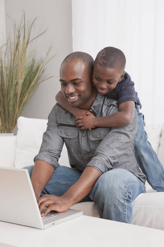 西方人,儿童,中年人,背,两个人,家庭,父亲,儿子,客厅,坐,笑,微笑,露齿笑,竖图,室内,白天,正面,纯洁,电脑,笔记本电脑,植物,沙发,欧洲,非洲,黑人,欧洲人,敲打,服装,裤子,网络,盆栽,墙,盆景,扭头,注视,牛仔裤,休闲装,输入,通讯设备,墙壁,墙面,小孩,衣服,绿色,白色,自然,背着,打字,观察,看,转头,休闲,温暖,温馨,父子,一家人,休闲服,父爱,可爱,童年,童趣,服饰,生长,成长,观看,点击,敲击,和睦,察看,无线,起居室,关注,通信设备,无线网络,布艺沙发,无线上网,便携式电脑,童真,烂漫,无邪,背负,客堂,天真,按键,手提电脑,男孩,男人,男性,中年男性,非洲人,孩子,坐着,半身,彩图,融洽,男生