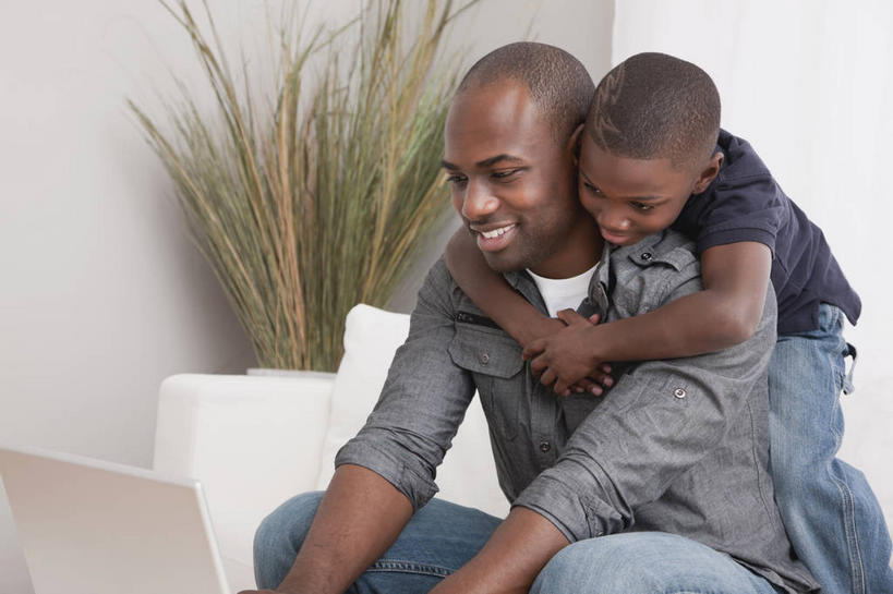 西方人,儿童,中年人,背,两个人,家庭,父亲,儿子,客厅,坐,笑,微笑,露齿笑,横图,室内,白天,正面,纯洁,电脑,笔记本电脑,植物,沙发,欧洲,非洲,黑人,欧洲人,敲打,服装,裤子,网络,盆栽,墙,盆景,注视,牛仔裤,休闲装,输入,通讯设备,墙壁,墙面,小孩,衣服,绿色,白色,自然,背着,打字,观察,看,休闲,温暖,温馨,父子,一家人,休闲服,父爱,可爱,童年,童趣,服饰,生长,成长,观看,点击,敲击,和睦,察看,无线,起居室,关注,通信设备,无线网络,布艺沙发,无线上网,便携式电脑,童真,烂漫,无邪,背负,客堂,天真,按键,手提电脑,男孩,男人,男性,中年男性,非洲人,孩子,坐着,半身,彩图,融洽,男生