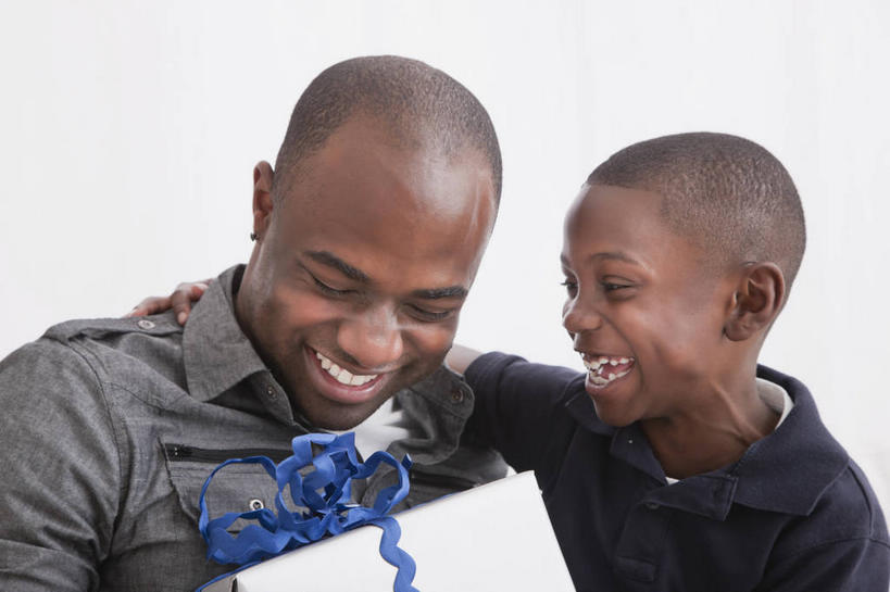 西方人,儿童,中年人,两个人,家庭,父亲,儿子,站,笑,微笑,露齿笑,横图,室内,白天,白色背景,正面,纯洁,礼盒,礼物,欧洲,非洲,黑人,欧洲人,握,服装,装饰,丝绸,丝带,纸盒,缎带,拿,拿着,注视,休闲装,绸带,盒子,一个,小孩,衣服,蓝色,包装盒,礼品盒,低头,观察,看,站着,休闲,温暖,温馨,父子,一家人,休闲服,父爱,可爱,童年,童趣,握着,摄影,服饰,礼品,影棚,单个,观看,华丽,修饰,点缀,和睦,察看,关注,童真,烂漫,无邪,衬托,美观,雅致,雅观,垂头,天真,男孩,男人,男性,中年男性,非洲人,孩子,站立,半身,彩图,影棚拍摄,拍摄,融洽,男生