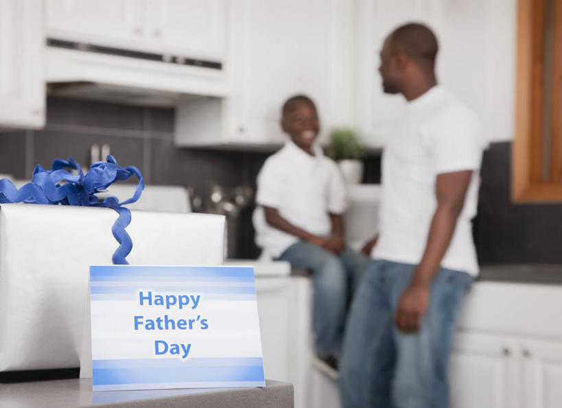 西方人,儿童,中年人,两个人,家庭,父亲,儿子,站,坐,笑,微笑,露齿笑,横图,室内,白天,正面,纯洁,植物,厨房,柜子,礼盒,礼物,欧洲,非洲,黑人,欧洲人,服装,裤子,朦胧,模糊,英文,标志,盆栽,丝绸,丝带,文字,纸盒,字符,字母,缎带,贺卡,盆景,储物柜,祝福,注视,牛仔裤,休闲装,文化,标识,相视,绸带,盒子,小孩,衣服,绿色,白色,自然,包装盒,卡片,礼品盒,观察,看,站着,休闲,温暖,温馨,父子,一家人,面对面,休闲服,父爱,可爱,童年,童趣,服饰,礼品,生长,成长,观看,对视,英文字母,和睦,察看,互视,储存,关注,礼仪,相对,童真,祝愿,烂漫,无邪,相看,储备,蕴藏,贮备,天真,男孩,男人,男性,中年男性,非洲人,孩子,站立,坐着,半身,彩图,灶间,融洽,贮存,男生