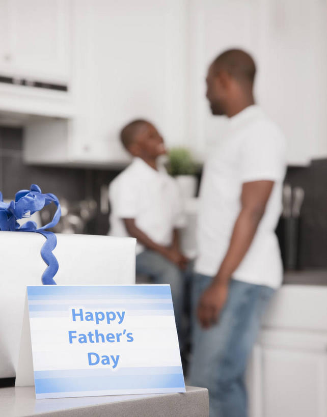 西方人,儿童,中年人,两个人,家庭,父亲,儿子,站,坐,笑,微笑,露齿笑,竖图,室内,白天,正面,纯洁,植物,厨房,柜子,礼盒,礼物,欧洲,非洲,黑人,欧洲人,服装,裤子,朦胧,模糊,英文,标志,盆栽,丝绸,丝带,文字,纸盒,字符,字母,缎带,贺卡,盆景,储物柜,祝福,注视,牛仔裤,休闲装,文化,标识,相视,绸带,盒子,小孩,衣服,绿色,白色,自然,包装盒,卡片,礼品盒,观察,看,站着,休闲,温暖,温馨,父子,一家人,面对面,休闲服,父爱,可爱,童年,童趣,服饰,礼品,生长,成长,观看,对视,英文字母,和睦,察看,互视,储存,关注,礼仪,相对,童真,祝愿,烂漫,无邪,相看,储备,蕴藏,贮备,天真,男孩,男人,男性,中年男性,非洲人,孩子,站立,坐着,半身,彩图,灶间,融洽,贮存,男生