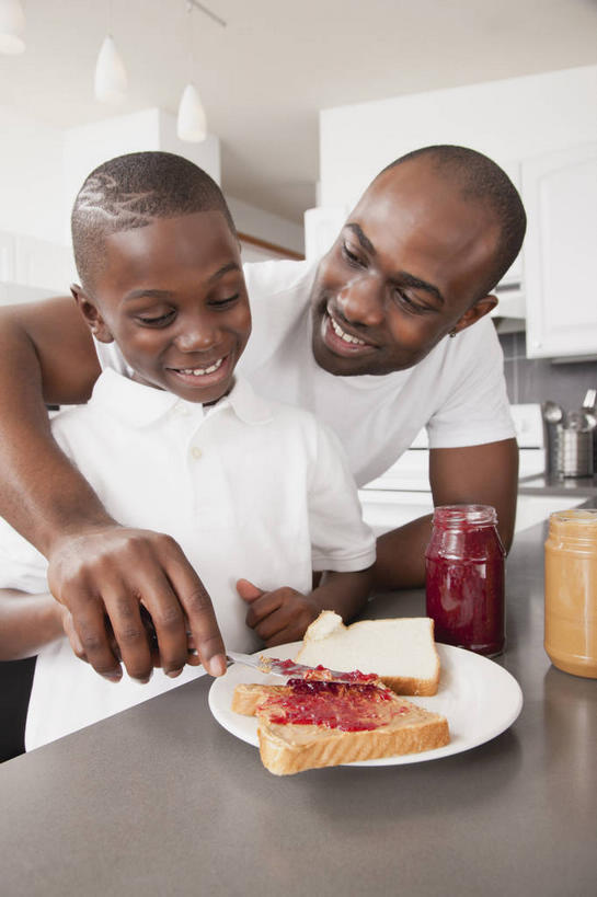 点心,面包,西方人,儿童,中年人,两个人,家庭,父亲,儿子,站,笑,微笑,露齿笑,竖图,室内,白天,正面,纯洁,餐桌,厨房,桌子,餐具,玻璃,欧洲,非洲,黑人,欧洲人,弯腰,握,服装,碟子,工具,盘,食品,面点,刀具,拿,拿着,注视,休闲装,吐司,玻璃制品,食物,糕点,一个,小孩,衣服,白色,盘子,玻璃瓶,瓶子,碟,刀,果酱,观察,看,站着,休闲,温暖,温馨,父子,一家人,休闲服,父爱,可爱,童年,童趣,握着,服饰,单个,餐台,观看,法式面包,和睦,察看,关注,餐刀,童真,吐司面包,烂漫,无邪,广口瓶,弯身,果子酱,天真,男孩,男人,男性,中年男性,非洲人,孩子,站立,半身,彩图,灶间,多士,听型面包,融洽,男生