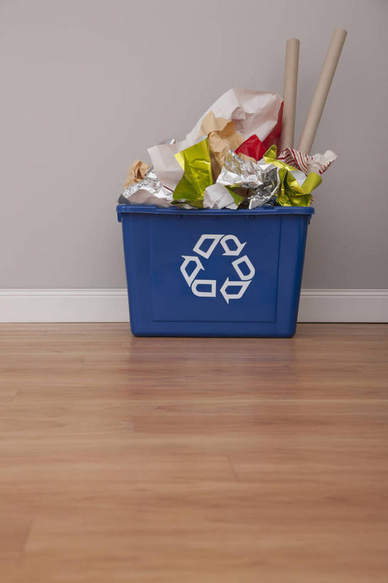 无人,竖图,室内,白天,正面,地板,一堆,许多,阴影,堆叠,堆积,环保,环绕,围绕,反射,影子,墙,垃圾,垃圾桶,地面,很多,环抱,方向,木地板,箭头,墙壁,墙面,一个,蓝色,白色,容器,能源,单个,储藏,堆,垃圾箱,回收,资源,指向,储存,利用,低碳,循环,簇,萦绕,持续,渣滓,彩图,贮存