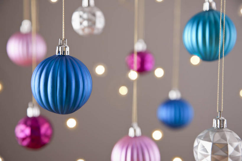 无人,横图,室内,特写,白天,正面,静物,照明,圣诞节,吊挂,悬挂,阴影,节日,朦胧,模糊,庆祝,装饰,光线,彩灯,挂饰,影子,灯光,圣诞球,挂,文化,灯,球,粉色,蓝色,紫色,白色,灯具,庆典,球体,摄影,花灯,影棚,纪念,华丽,修饰,照亮,点缀,照明设备,圣诞灯,衬托,美观,雅致,雅观,彩图,影棚拍摄,拍摄